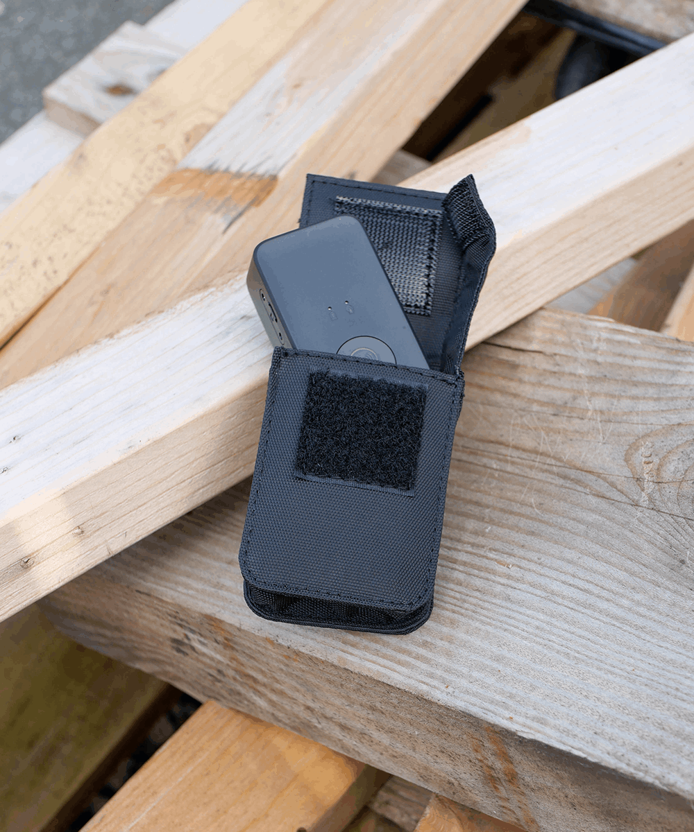 Magnetic pouch Prime accessory with magnets in wood pallets
